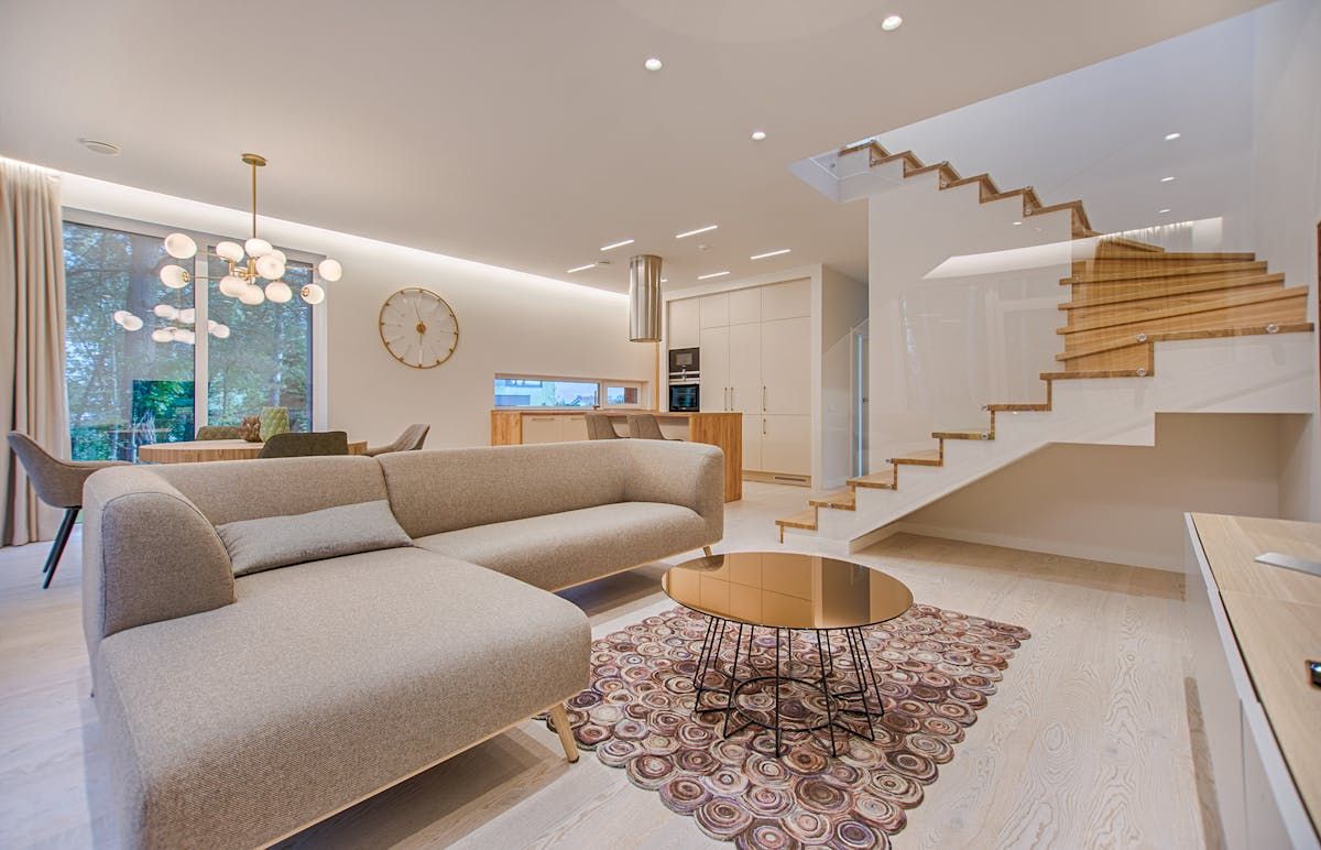Tadilatı tamamlanmış aydınlık salon ve merdiven