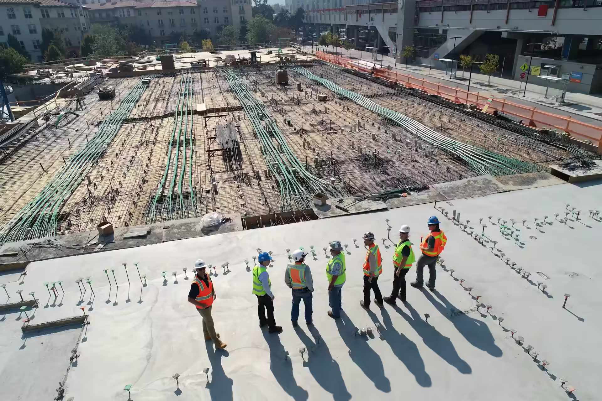 Betonarme döşeme donatısı üzerinde inşaat ekibi