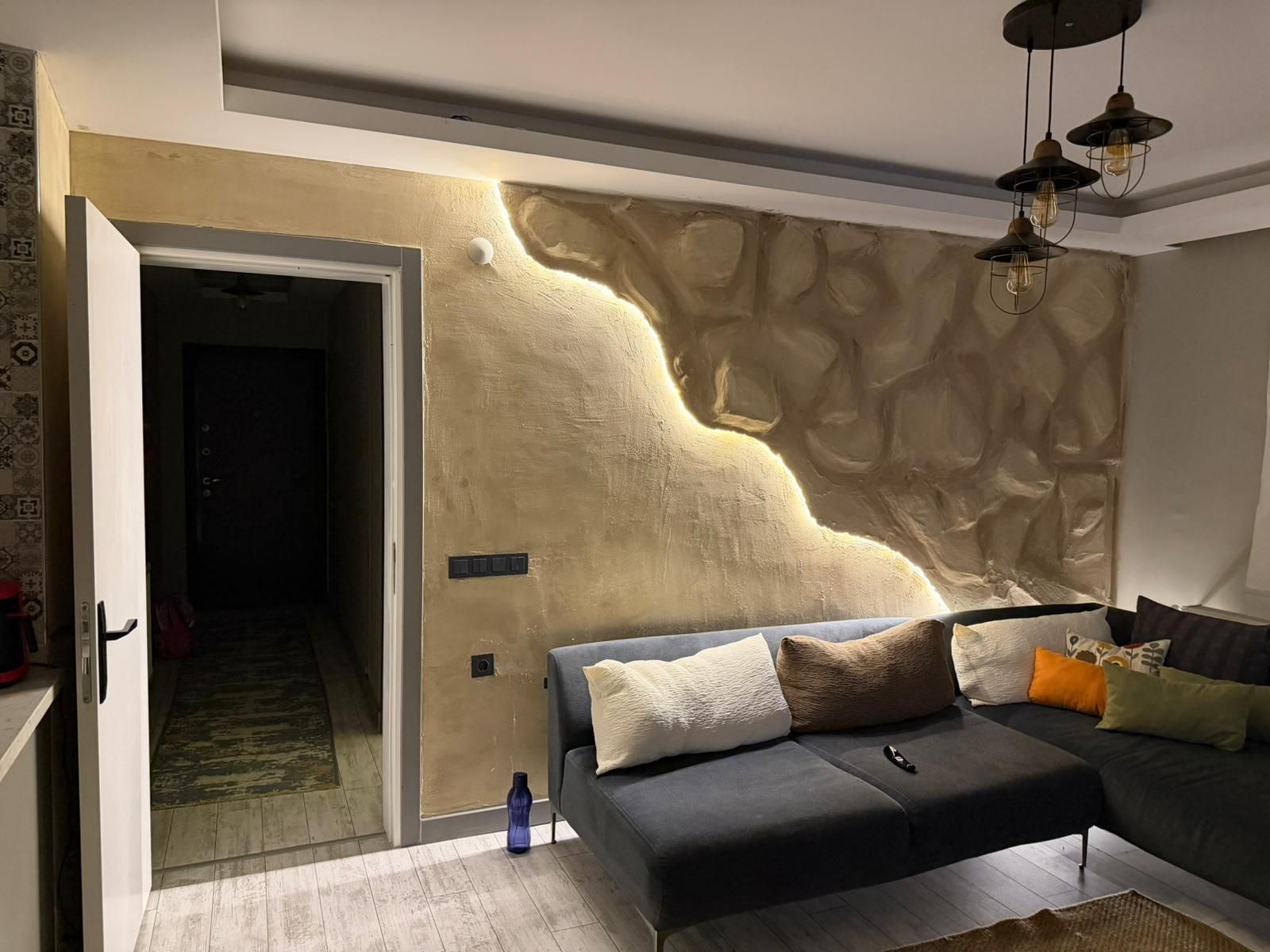 Taş duvar ve gizli ışık — Salon yenileme, Uzunoğulları İnşaat